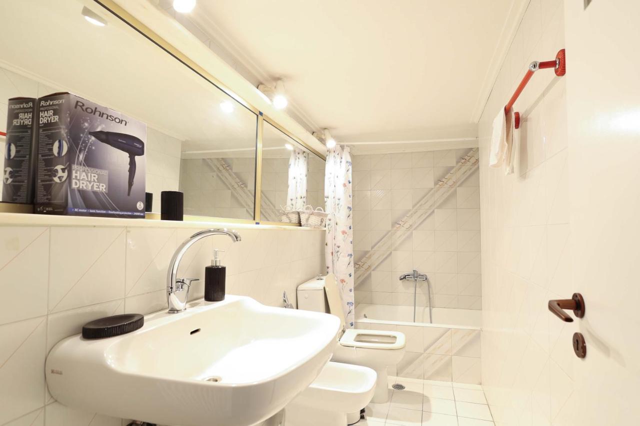 Spacious View Of Square Apartment *
