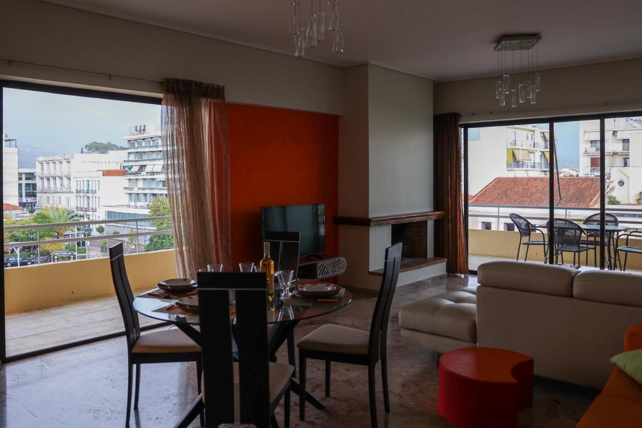 Spacious View Of Square Apartment *
