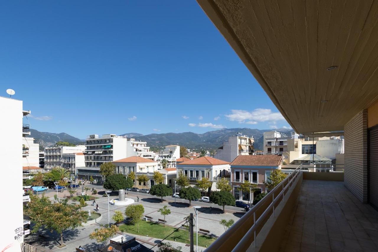 Apartment Spacious View Of Square